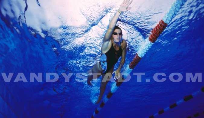 Type De Nage Papillon. Jeune Femme Athlète De Natation